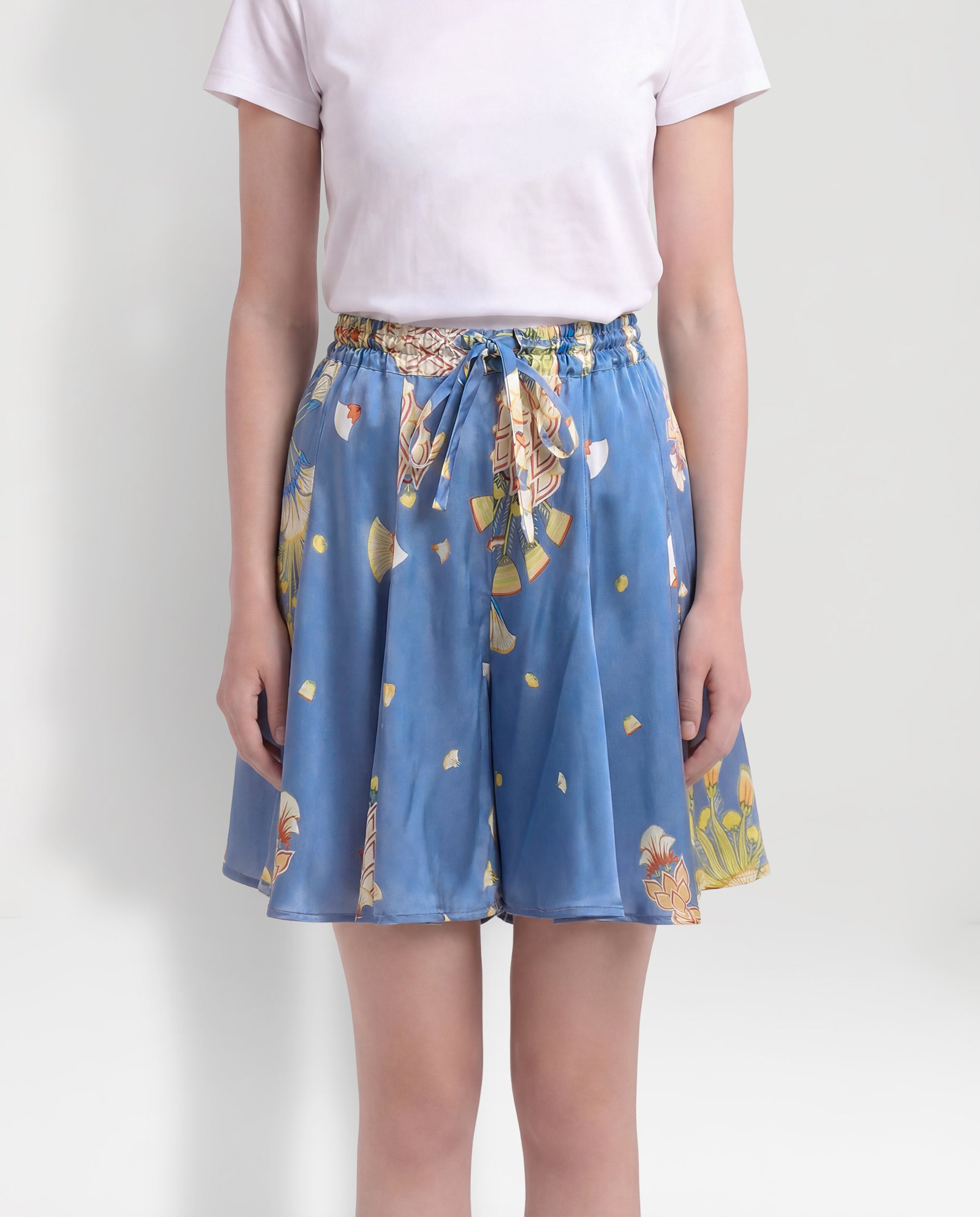 Short in seta a fiori