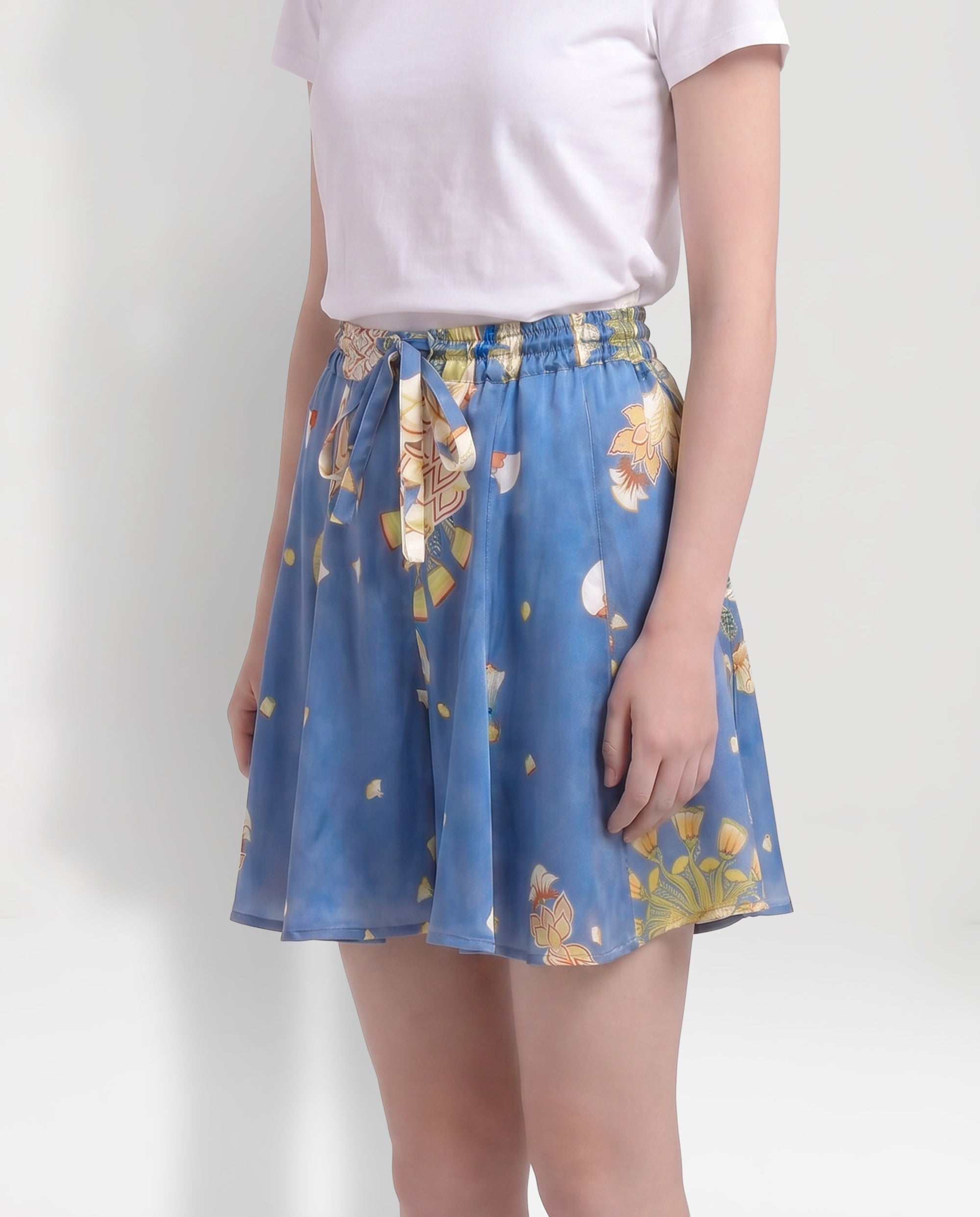 Short in seta a fiori