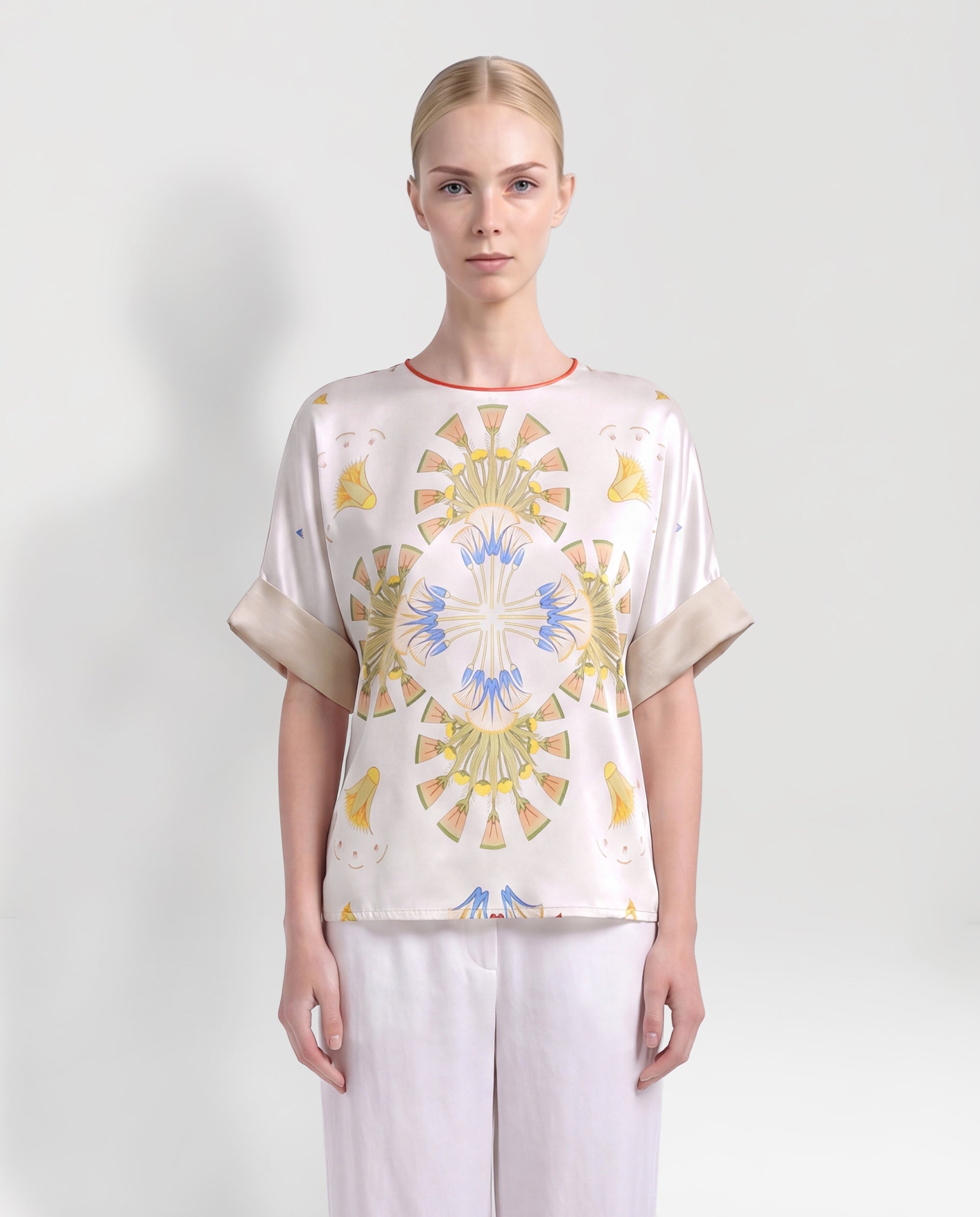 T-shirt in seta bianca a fiori