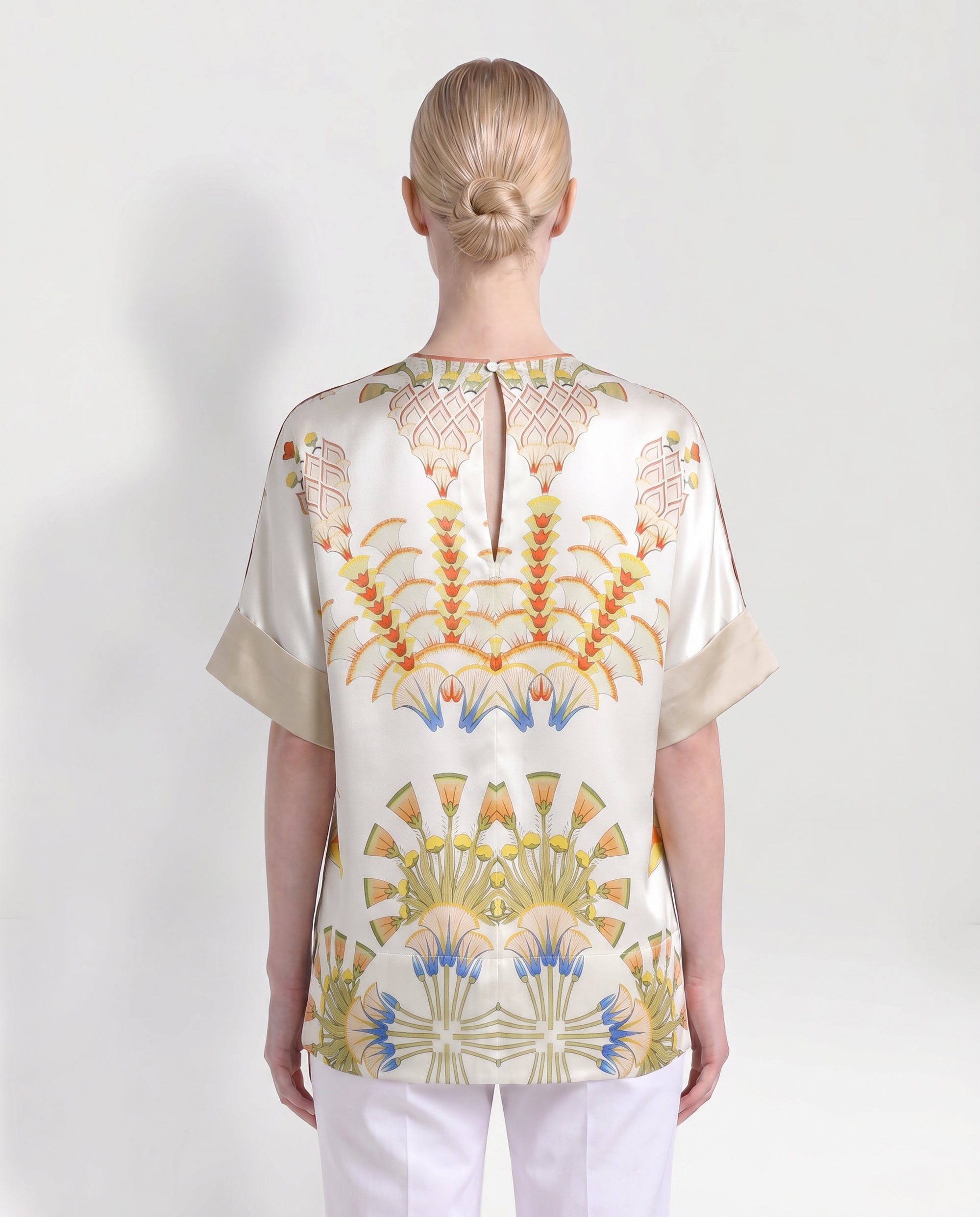 T-shirt in seta bianca a fiori