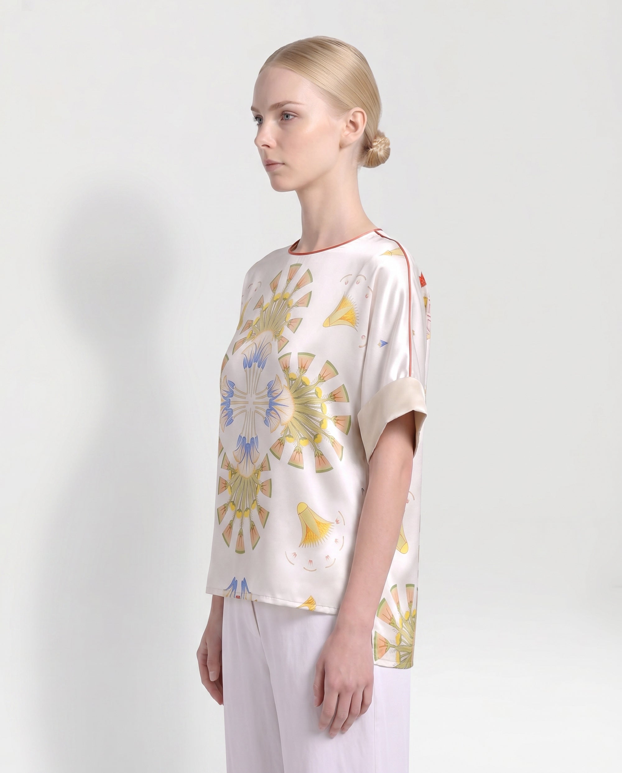 T-shirt in seta bianca a fiori